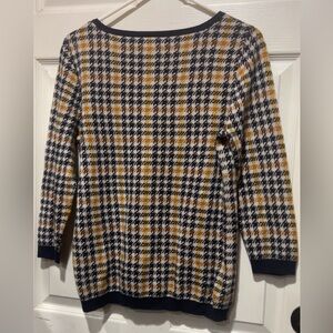 Ann Taylor houndstooth knit sweater featuring a navy, white, and gold pattern